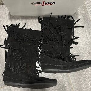 Minnetonkaa moccasin boots